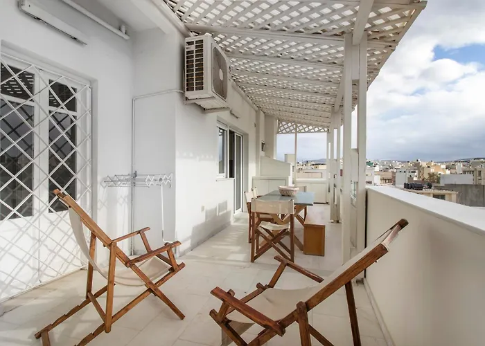 Central Apartment On Lionsquare With Sea And City View